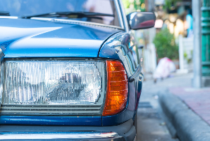Az olajszint ellenőrzése egy Mercedes-Benz 5 sebességes automata sebességváltóban.